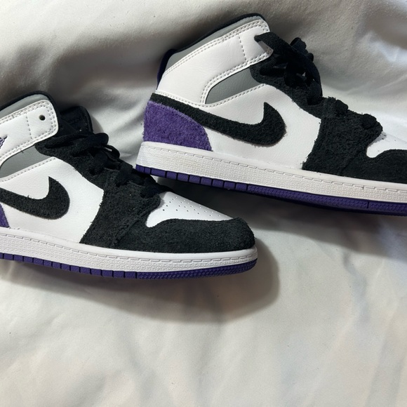 Youth Air Jordan 1 mid-purple “Varsity Purple” - Picture 1 of 7